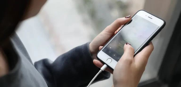 با گوشی در حال شارژ کار بکنیم یا نه