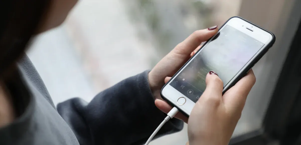 با گوشی در حال شارژ کار بکنیم یا نه