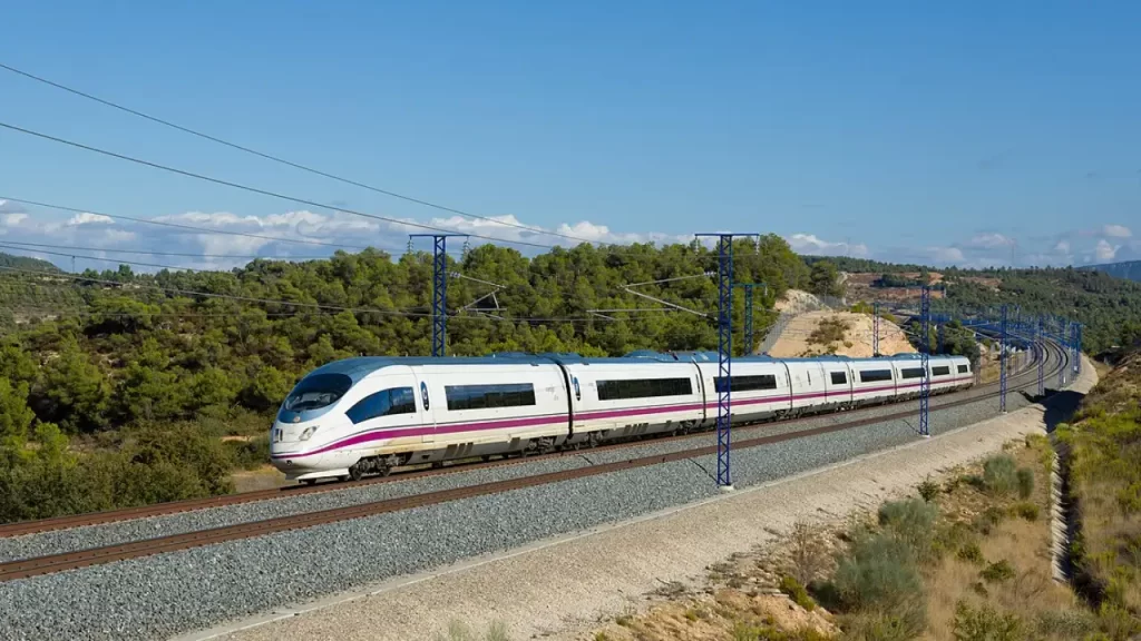 ۸. Renfe AVE S-103 (اسپانیا) – دوقلوی سریع AVE