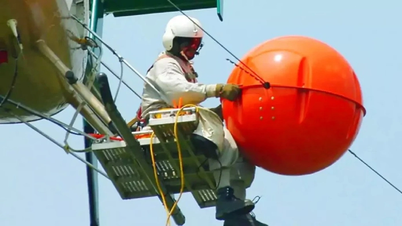 توپهای نارنجی روی سیمهای برق