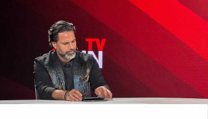 حمایت امیرحسین صادقی از کریم باقری در برنامه یلدایی!