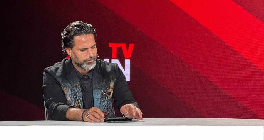 حمایت امیرحسین صادقی از کریم باقری در برنامه یلدایی!