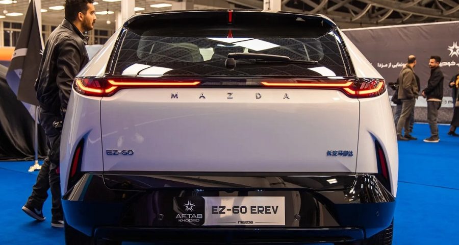 کامران تفتی و متین ستوده در رونمایی از مزدا EZ-60