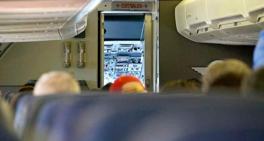 علت باز بودن در کابین خلبان هنگام پرواز