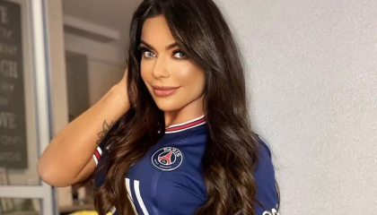 حساسیت همسر مسی به طرفدار زن